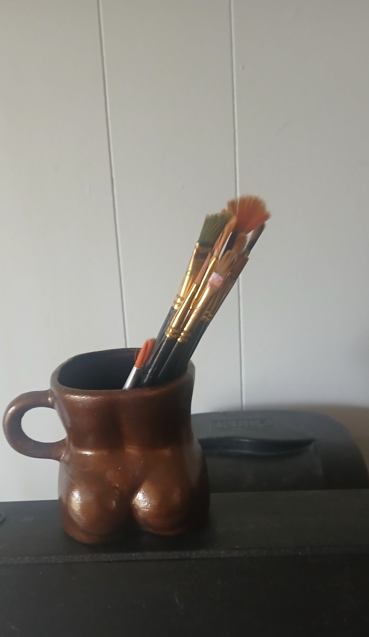 Full bodied brush holder