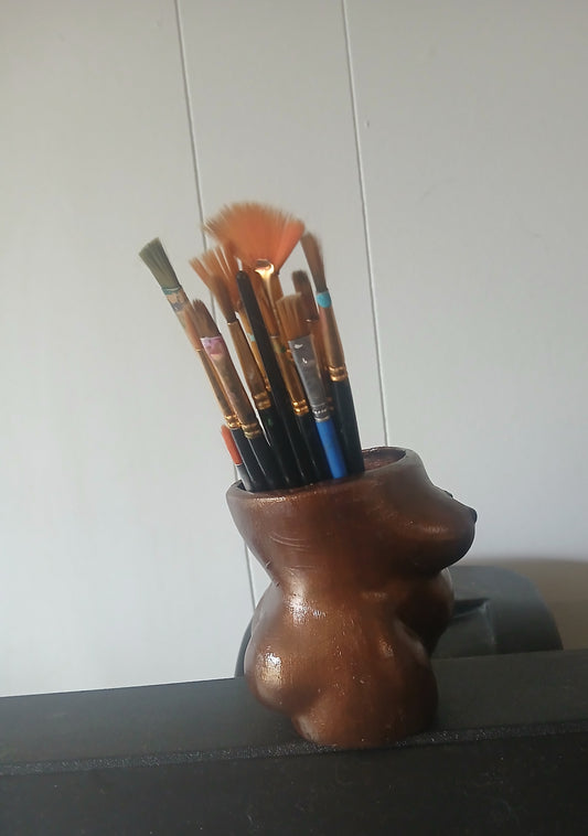 Full bodied brush holder
