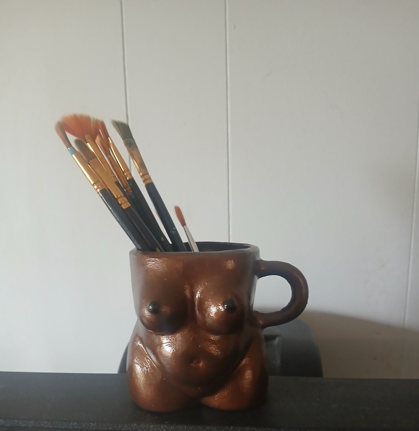 Full bodied brush holder